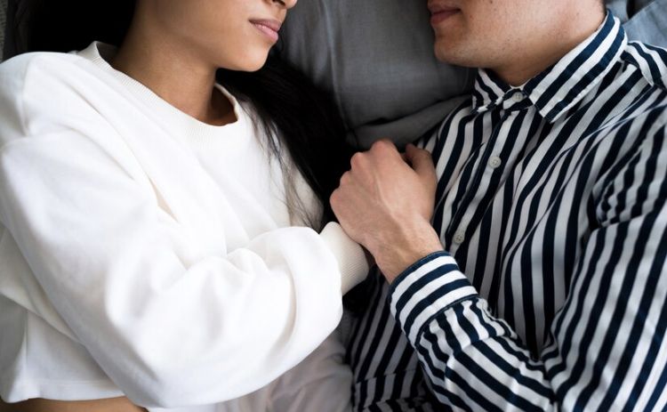 Berikut ini tiga aktivitas yang bisa kamu dan pasangan lakukan sebelum tidur.
Seperti mengobrol santai.