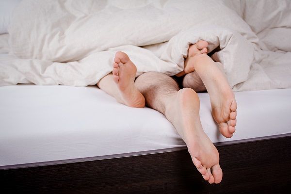 Tak selalu di ranjang, tiga posisi hubungan suami istri ini bisa dilakukan sambil berdiri, bahkan dapat meningkatkan kenikmatan saat bercinta.