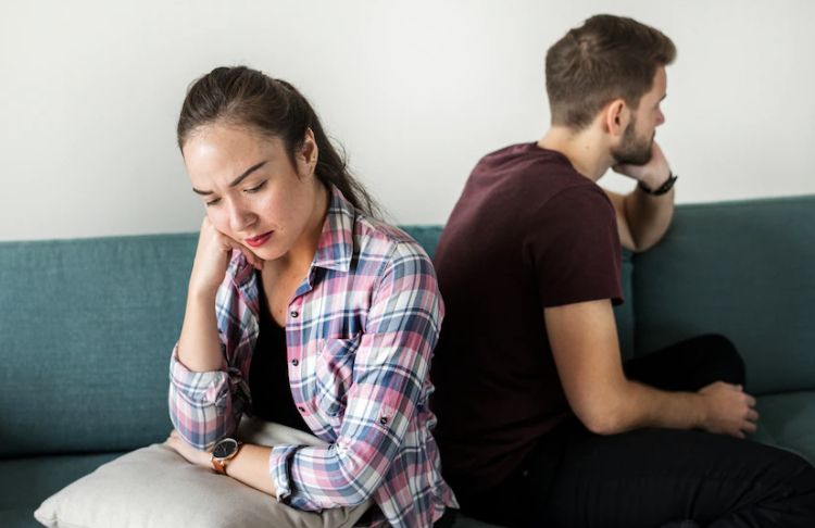 Ketergantungan dengan pasangan atau kodependensi dalam hubungan cinta terbagi dua tipe. Yuk, simak apa saja!