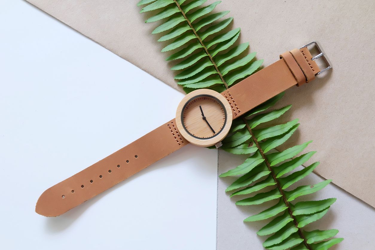 Memasuki akhir tahun, simak rekomendasi jam tangan kayu yang bisa jadi kado tahun baru. Cek ulasan selengkapnya!