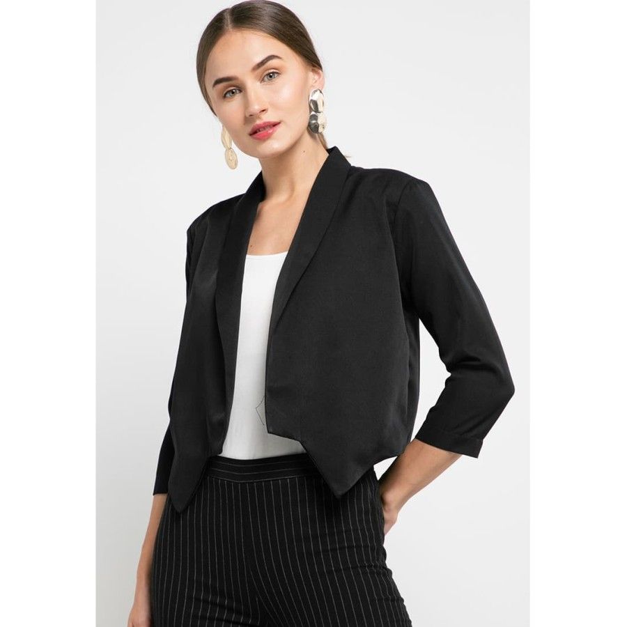 Blazer hitam adalah fashion item wajib punya perempuan karier untuk outfit ke kantor. Ini rekomendasi blazer hitam. 