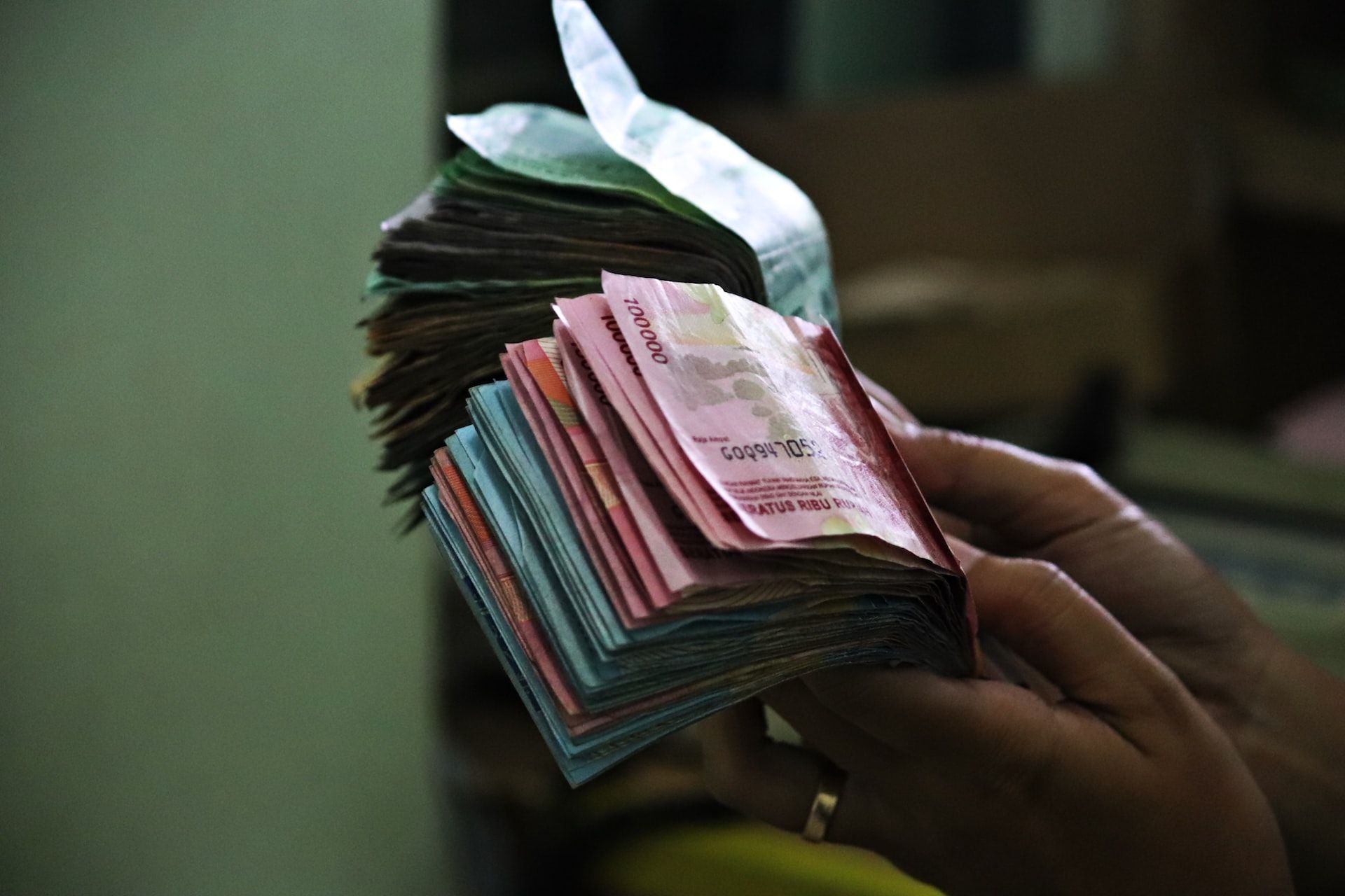 Perppu Cipta Kerja diterbitkan untuk menggantikan UU Cipta Kerja. Berikut bocoran isinya terkait pekerja outsourcing!