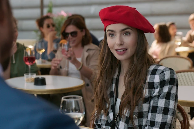 Berikut ini tiga rekomendasi topi baret ala Emily In Paris Season 3 mulai harga Rp20 ribuan yang bikin penampilanmu makin stylish.