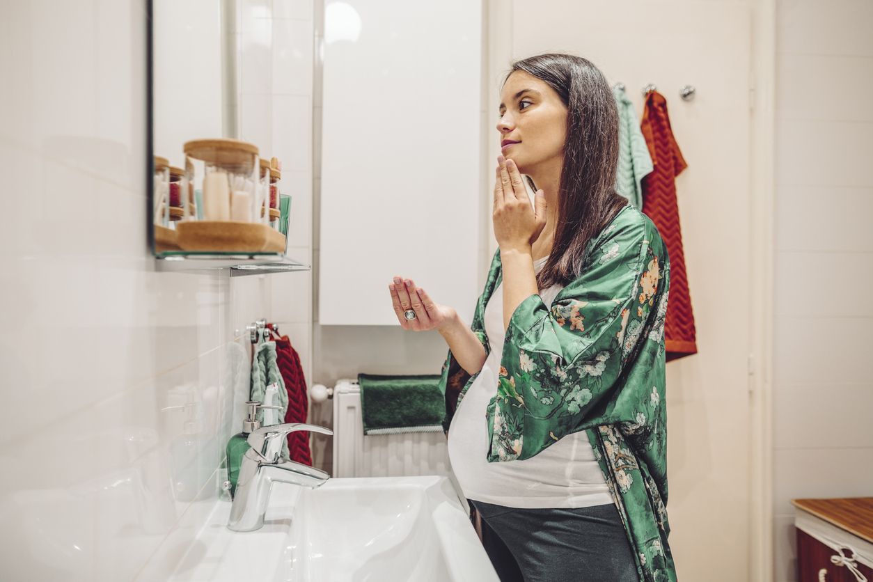 Ibu hamil dan menyusui tidak disarankan menggunakan produk skincare mengandung retinol. Simak penjelasan dokter kulit berikut!