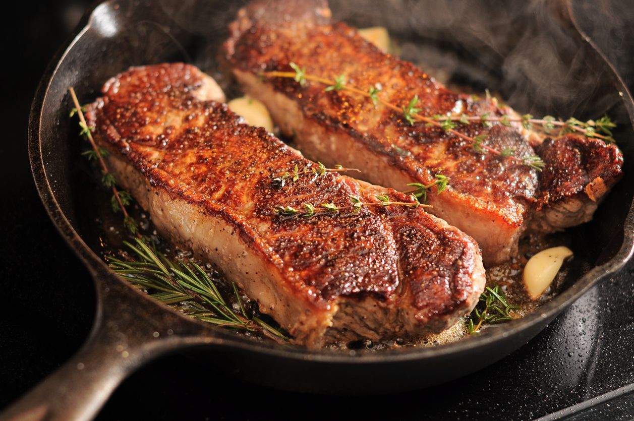 Berikut ini tips memasak cepat steak daging yang juicy  untuk sajian di malam Tahun Baru 2023, pastikan pakai panci iron cast