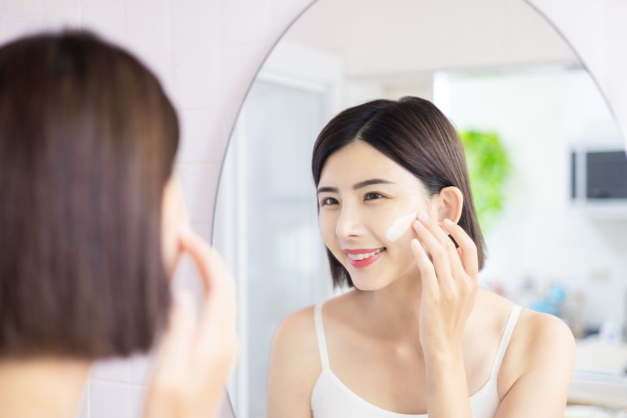 Ternyata untuk mendapatkan hasil maksimal, kita perlu menerapkan waktu tunggu penyerapan skincare yang berbeda-beda. Ini tipsnya yang viral di tiktok.