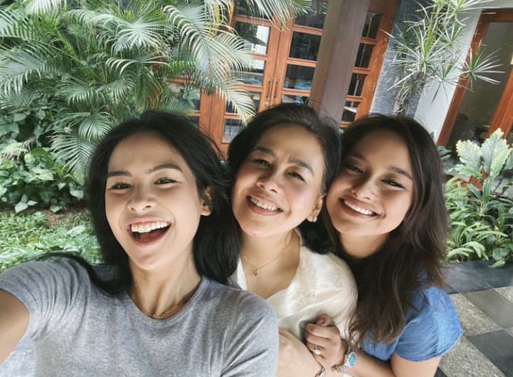 Mauren Jasmedi dinilai oleh masyarakat sebagai ibu yang telah berhasil mendidik dua buah hati perempuannya, begini tanggapan Mauren.