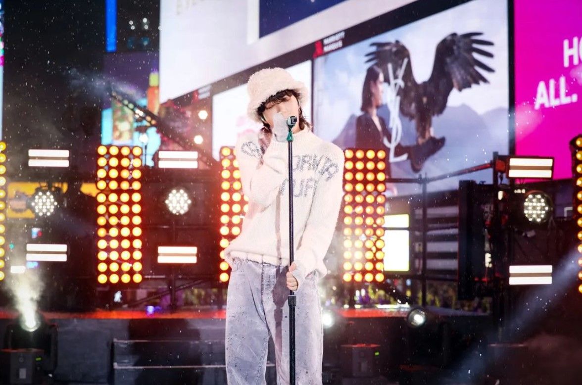 Fakta menarik penampilan J-Hope BTS di konser Malam Tahun Baru bertajuk New Year's Rockin' Eve yang digelar di New York.