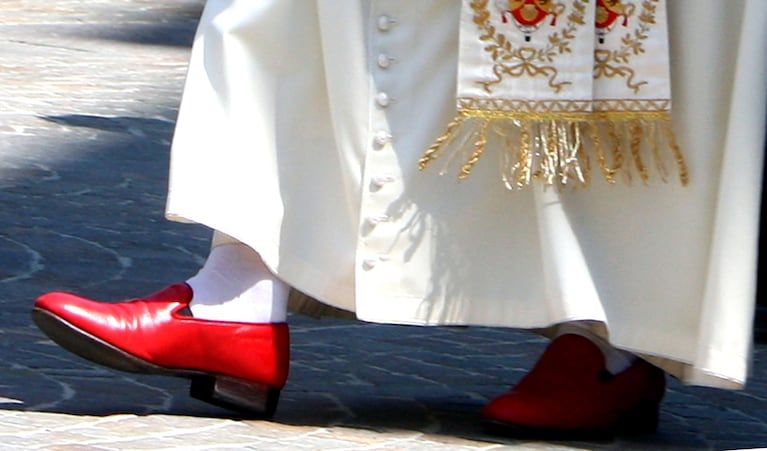 Berikut makna mendalam dari sepatu merah yang digunakan oleh Paus Benediktus XVI. Simak penjelasan selengkapnya!