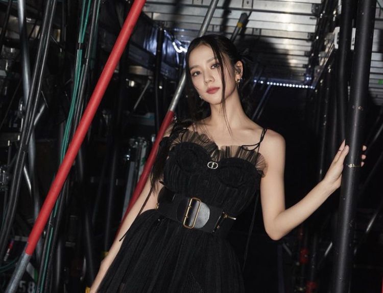 Berikut lima fakta menarik YouTube Jisoo BLACKPINK.
Termasuk arti nama kanalnya. Penasaran? Yuk simak!
