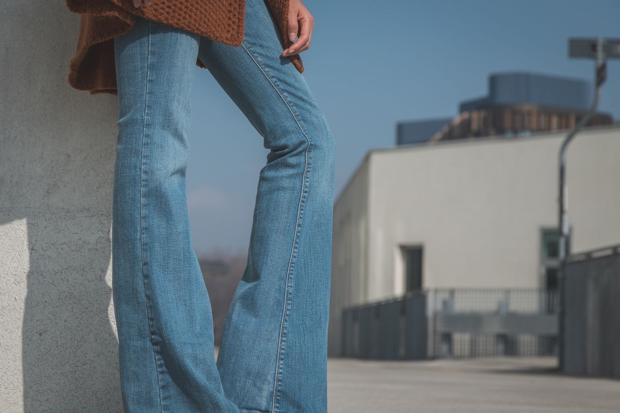 Berikut ini inspirasi fashion mix and match celana jeans yang jadi tren 2023, mulai blazer kulit hingga baby tee.