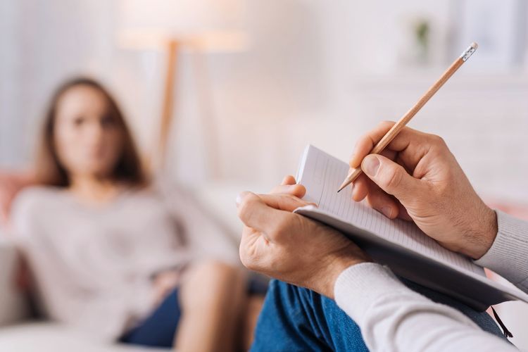 Hari Hipnotisme Sedunia 4 Januari, ini kekurangan dan kelebihan hipnoterapi atau terapi hipnotis untuk kesehatan mental.