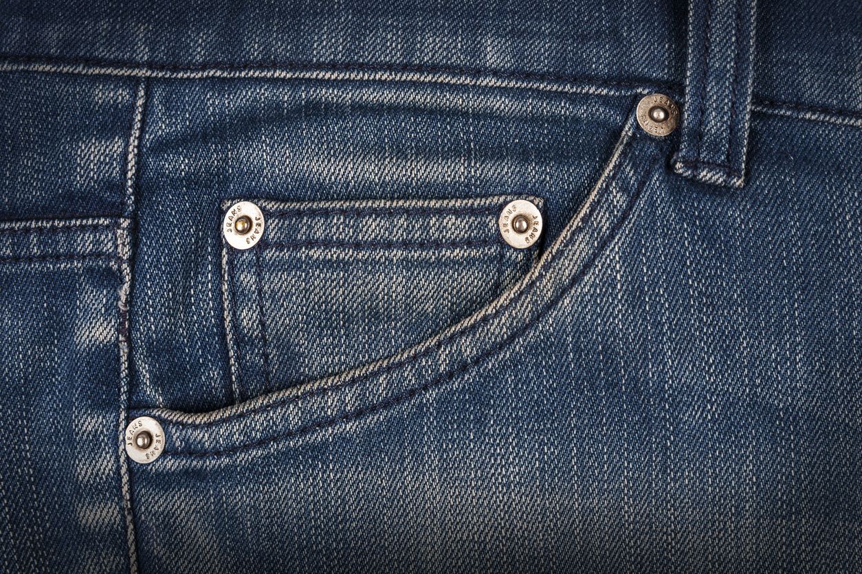 Sedang viral di TikTok perbincangan tentang fungsi paku logam dan saku kecil di celana jeans. Ternyata ini fungsi sebenarnya.