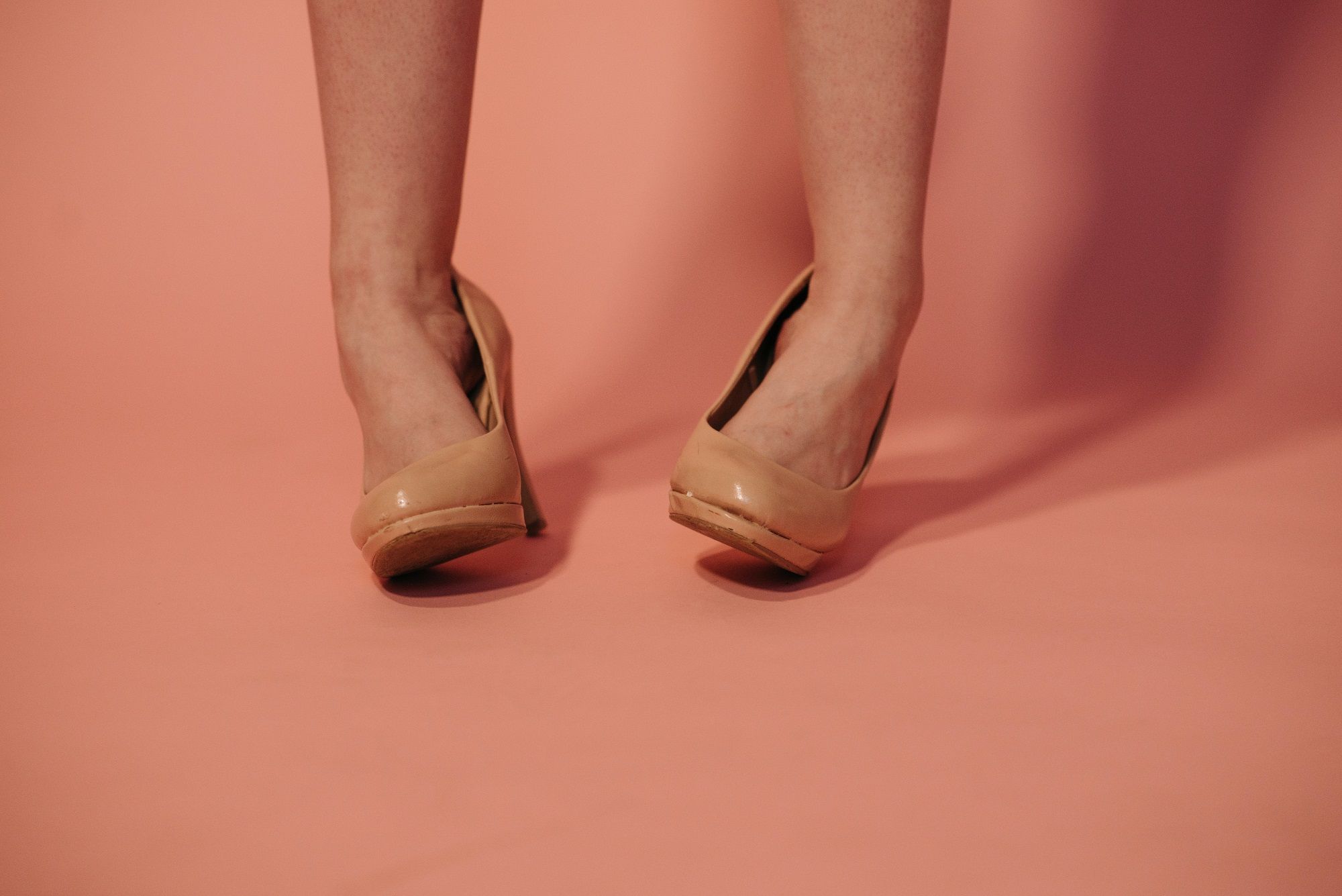 Yuk, cari tahu rahasia mencerahkan mata kaki secara alami agar lebih percaya diri pakai high heels, salah satunya dengan air lemon.