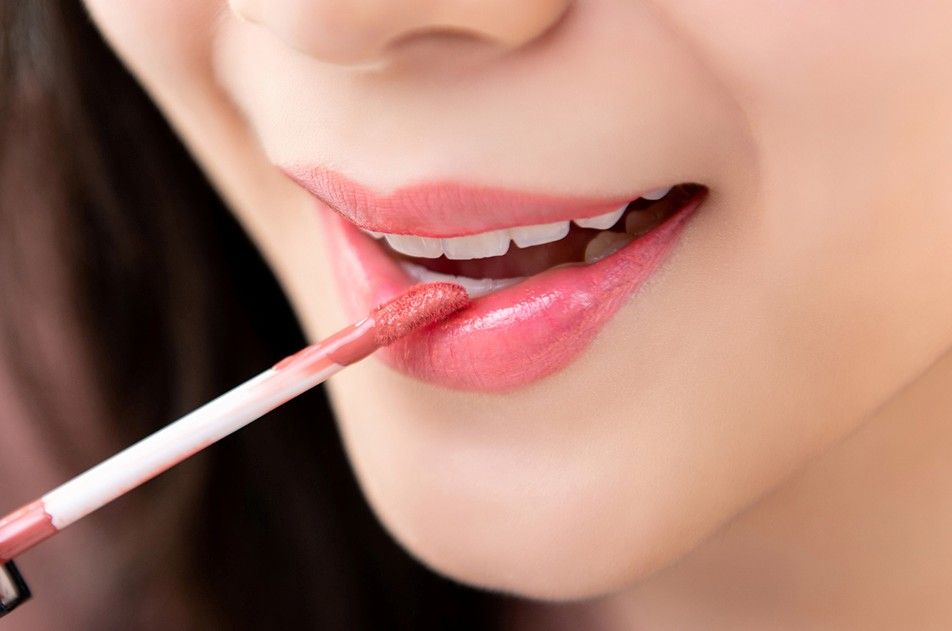 Walau sering pudar dan transfer, ternyata lip gloss juga bisa tahan lama seharian. Ini caranya yang perlu dilakukan. 