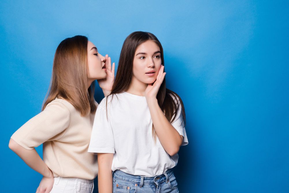 Kenali tiga tanda suka mengendalikanmu dalam pertemanan, termasuk mengusik ruang pribadi bahkan ikut campur dalam hubungan dengan pasangan.