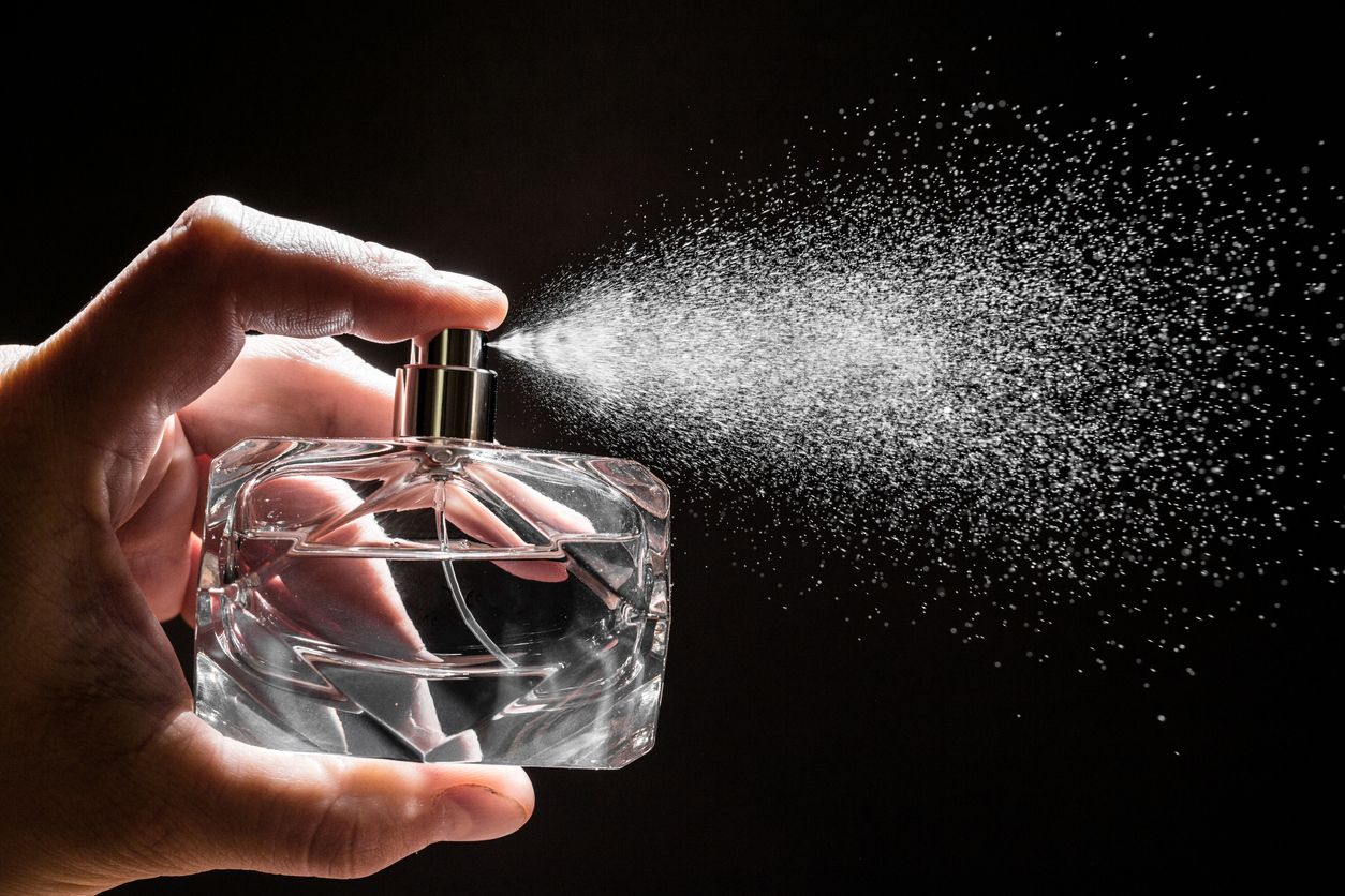 Berikut ini tiga tips menentukan aroma parfum yang cocok untuk berbagai acara, mulai citrus hingga woody, pasti aromanya memikat