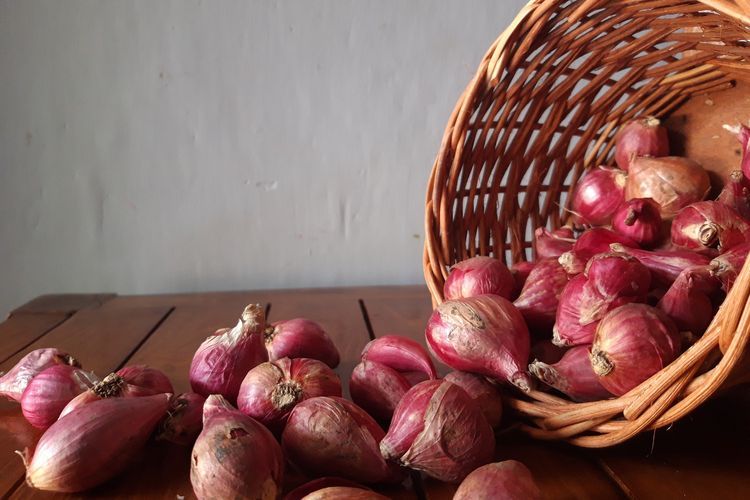 Manfaat bawang merah bagi kesehatan tubuh, dikonsumsi Ari Lasso pasca kesembuhannya dari kanker langka.