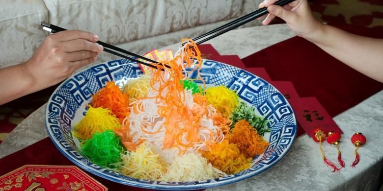 Intip tips memasak cepat Yu Sheng, salad sehat dan segar yang jadi hidangan khas Tahun Baru Imlek 2023.