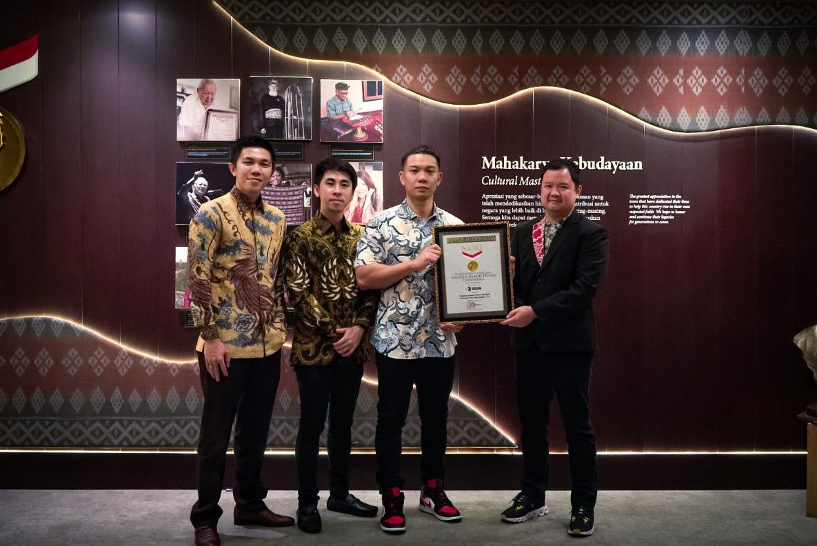 Founder & CEO Evolene Indonesia Christian Dicky  menerima penghargaan dari Museum Rekor Dunia Indonesia (MURI).