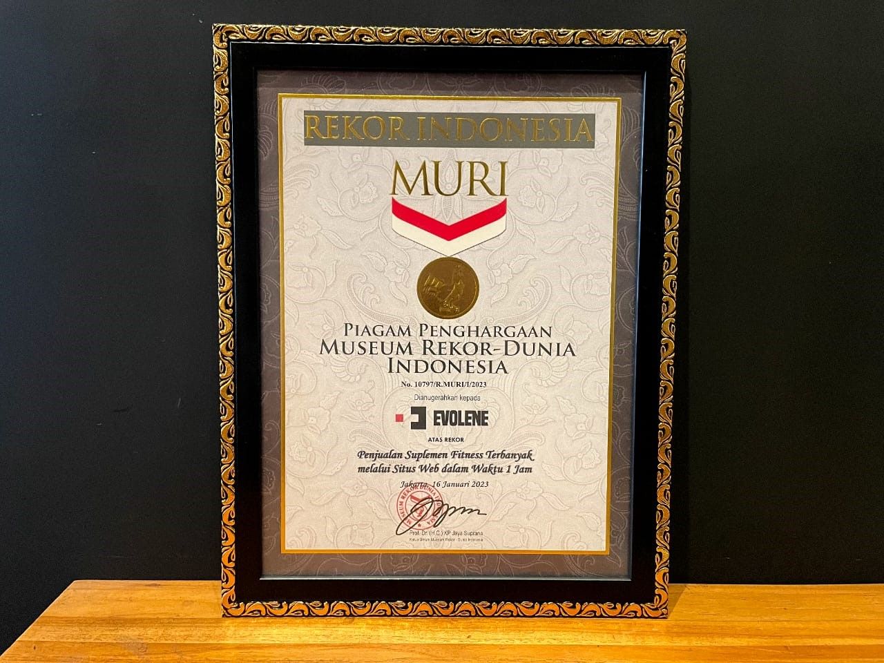 Penghargaan Museum Rekor Dunia Indonesia (MURI) yang diberikan kepada Evolene.