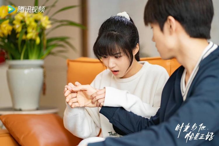Tayang di WeTV sejak Desember 2022, berikut sinopsis series Time and Him Are Just Right, drama China yang ceritakan kisah cinta anak remaja.