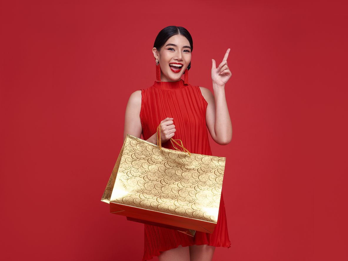 Mulai dari casual hingga cozy, simak inspirasi gaya fashion yang cocok kamu kenakan untuk perayaan Tahun Baru Imlek 2023.