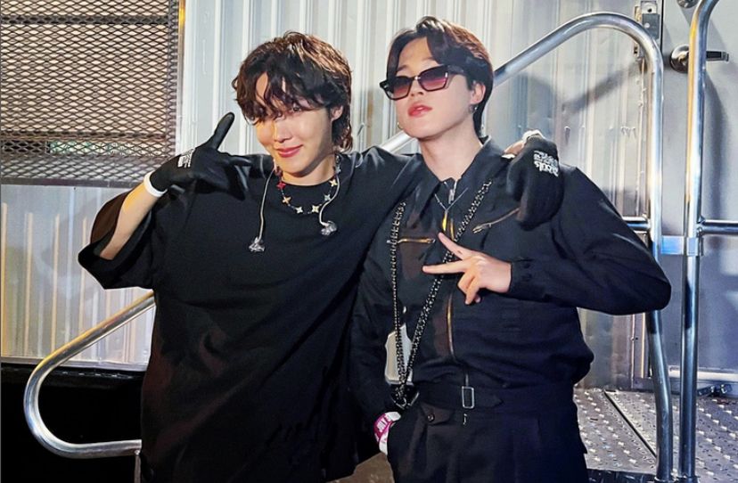 Intip momen J-Hope dan Jimin BTS di Paris Fashion Week 2023 yang sukses bikin ARMY Paris histeris dan heboh.