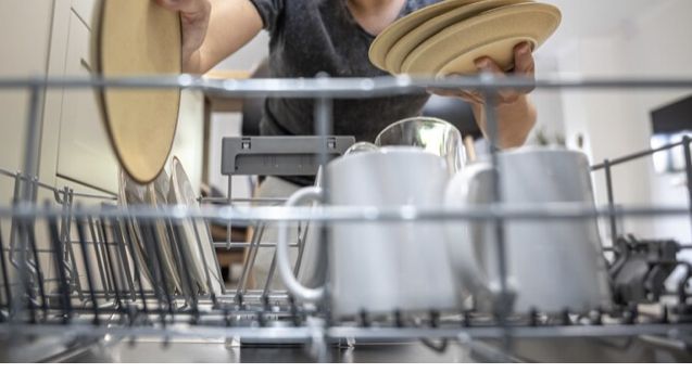 Ada tiga penyebab mengapa mesin cuci piring mengeluarkan bau tak sedap. Termasuk penumpukan makanan dan lemak