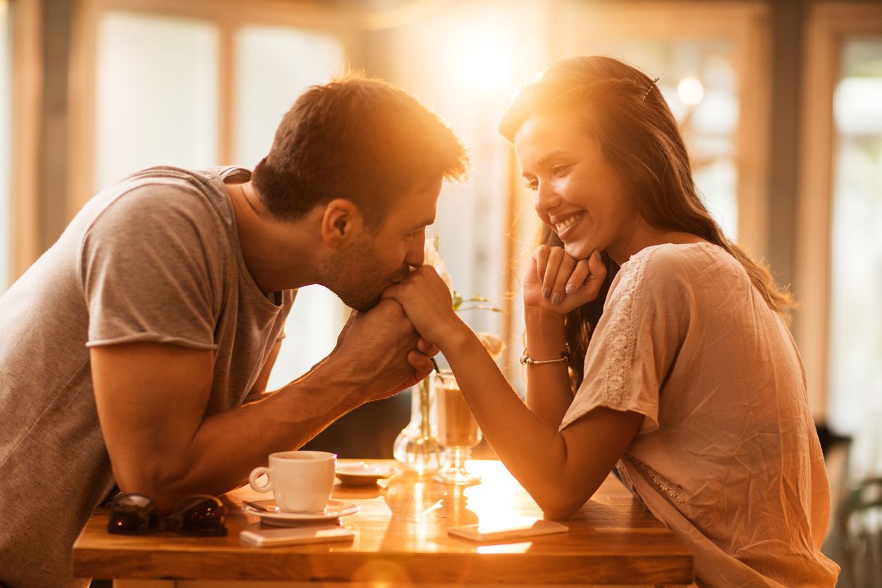 Jarang diketahui, ini dia lima jenis ciuman yang disukai perempuan. Termasuk jenis ciuman kiss on the neck.