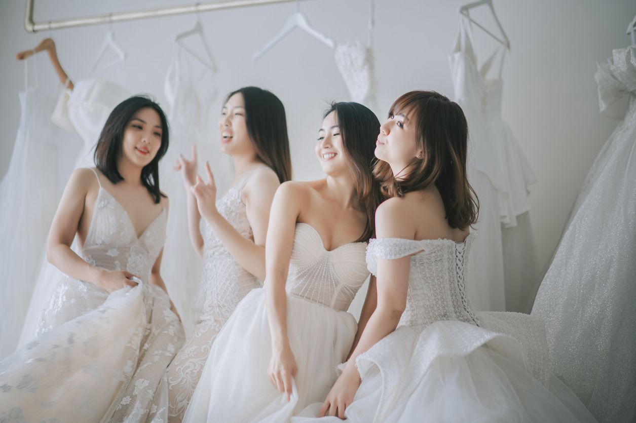 Berikut ini tren wedding dress di tahun 2023 yang dipaparkan oleh Hian Tjen dan Misan Kopaka, simak selengkapnya.