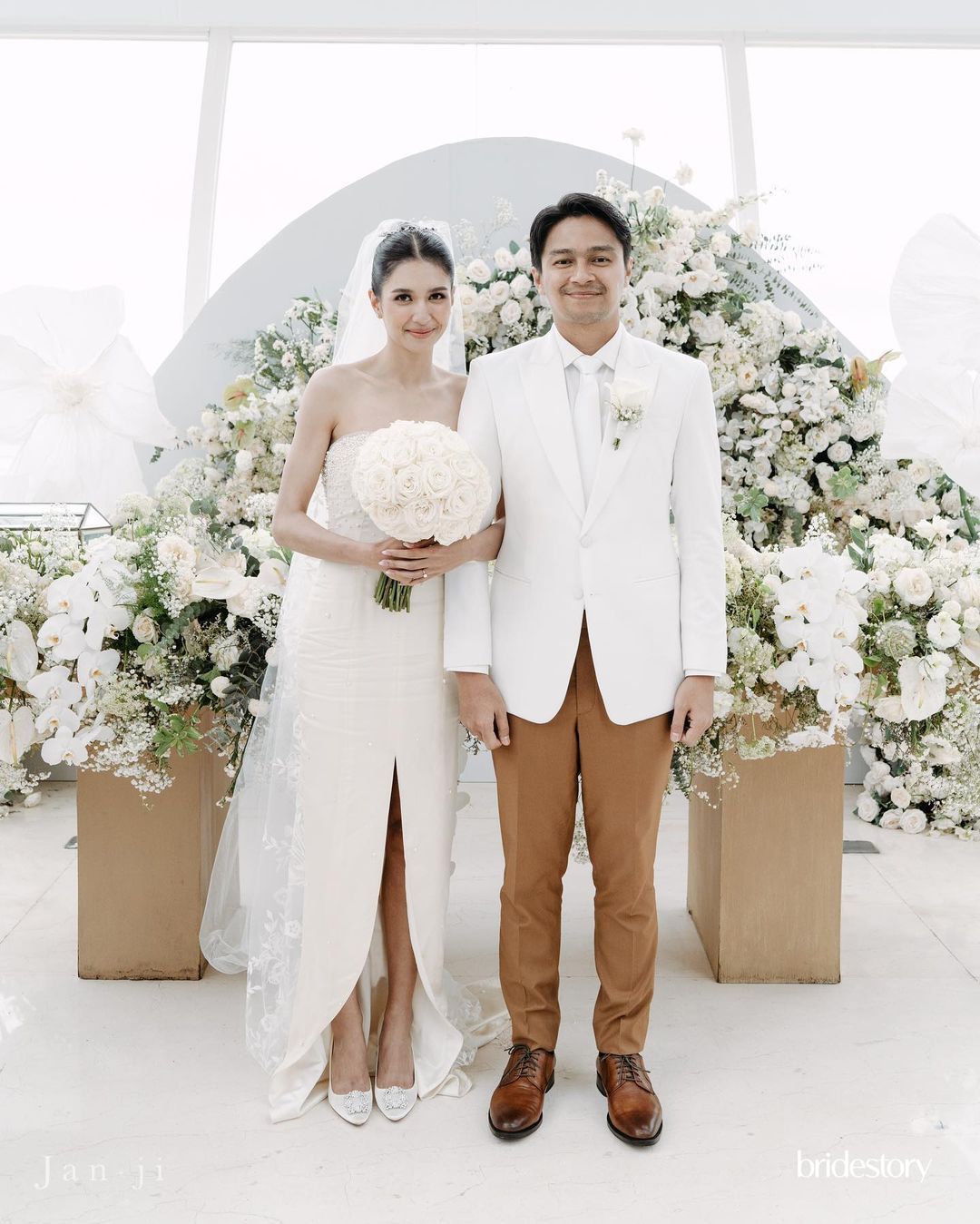 Mikha Tambayong akhirnya resmi dipersunting oleh Deva Mahenra (28/1/2023). Menariknya, Mikha mengenakan gaun pernikahan milik mendiang ibunda.