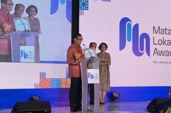 Menteri Pariwisata dan Ekonomi Kreatif (Menparekraf), Sandiga menghadiri malam penghargaan Mata Lokal Award 2022. Dapatkan penghargaan