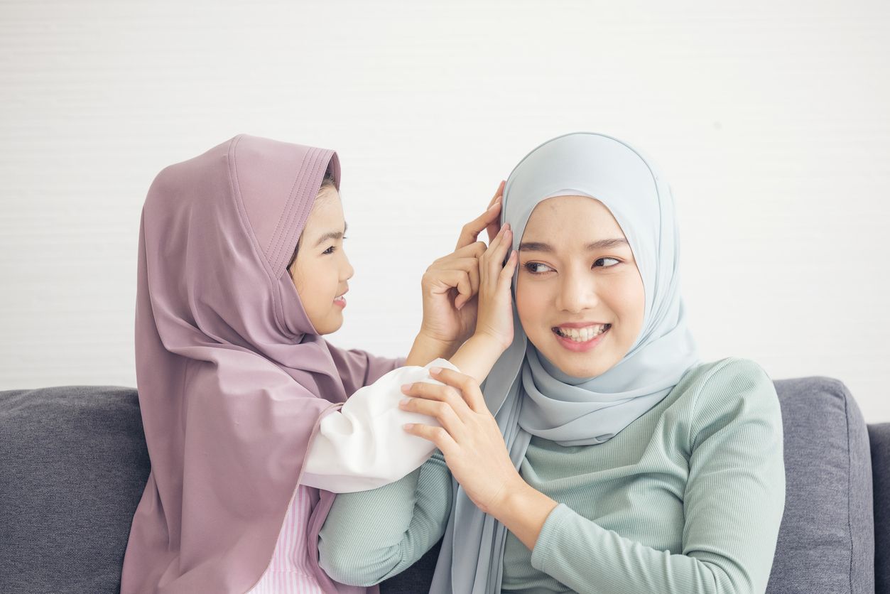 Jilbab paris dan bella square adalah salah satu jenis kain hijab yang disukai banyak hijaber. Apa perbedaan keduanya?