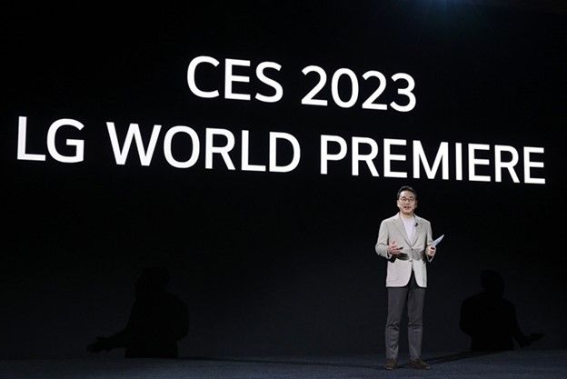 Chief Executive Officer (CEO) LG William Cho saat memberikan pidato di ajang Consumer Electronics Show (CES) 2023.