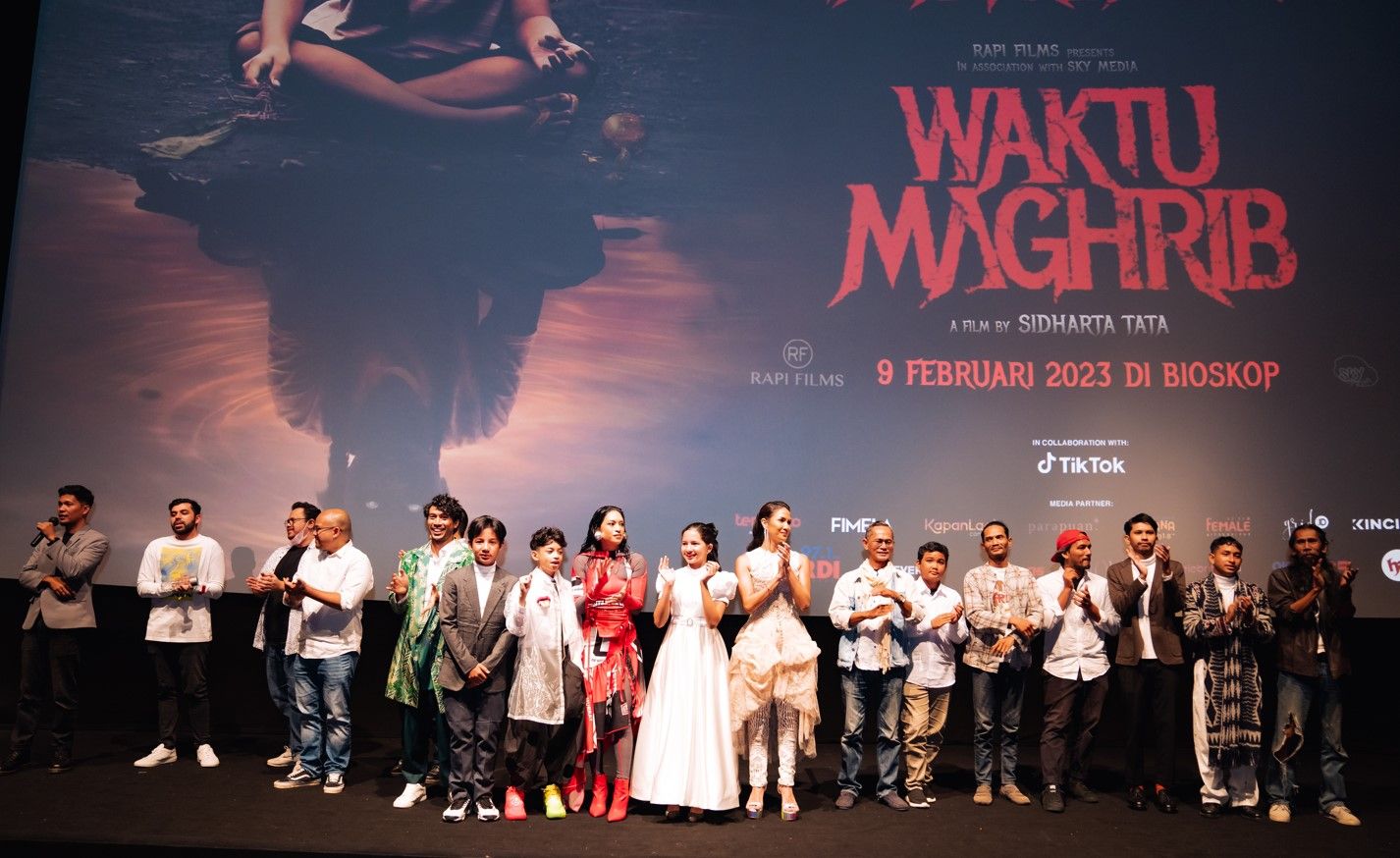Film Waktu Maghrib, debut film panjang Sidharta Tata, akan tayang di bioskop Indonesia mulai 9 Februari 2023.