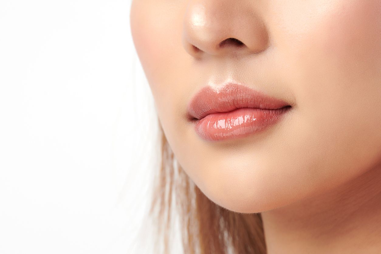 Bibir gelap bisa membuat kita jadi tidak percaya diri. Coba lakukan rutinitas kecantikan untuk mencerahkan bibir gelap.