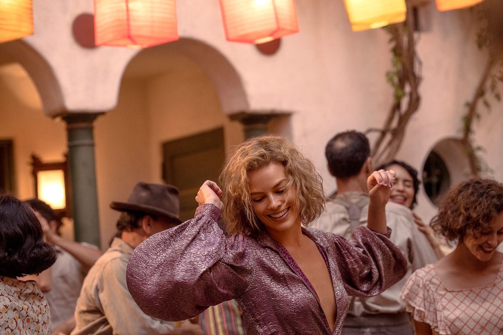 Sinopsis film Babylon yang sedang tayang di bioskop Indonesia, Margot Robbie jadi aktris ambisius di Hollywood.