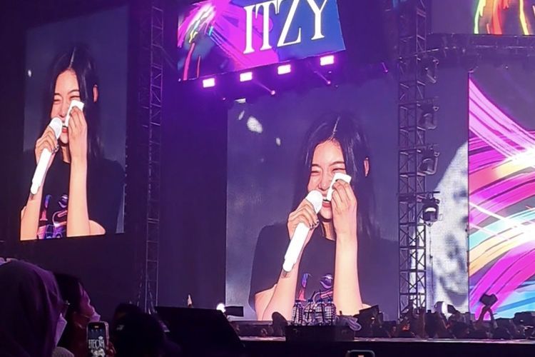 Fakta menarik konser ITZY di Jakarta pada Sabtu (4/1/2023), Lia, salah satu member ITZY, menangis setelah nonton video MIDZY.