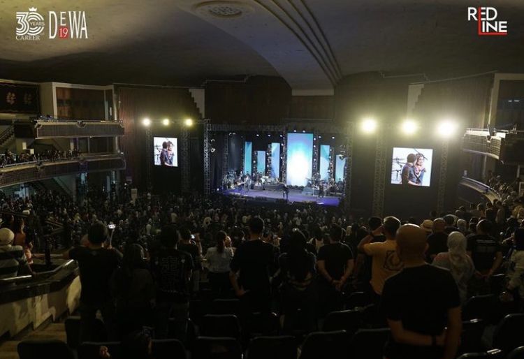 Konser Dewa 19 di Jakarta berjalan meriah,  sayangnya banyak penonton yang mengeluhkan hal ini. Simak selengkapnya!