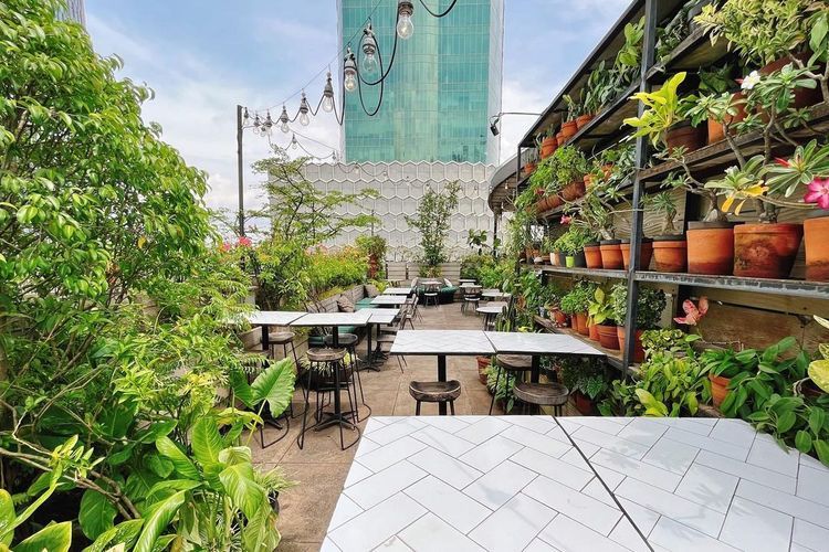 Rekomendasi cafe rooftop di Jakarta untuk Rayakan Valentine 14 Februari, salah satunya Hause Rooftop.
