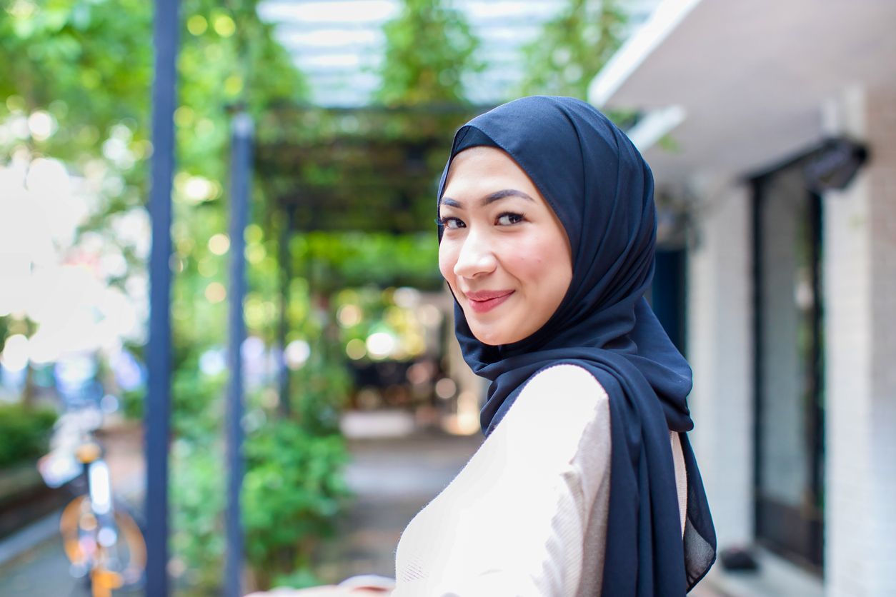 Ternyata, rekomendasi tiga warna hijab ini bisa bikin wajah kamu kelihatan cerah dan pipi nampak lebih tirus. Yuk, simak apa saja warnanya.