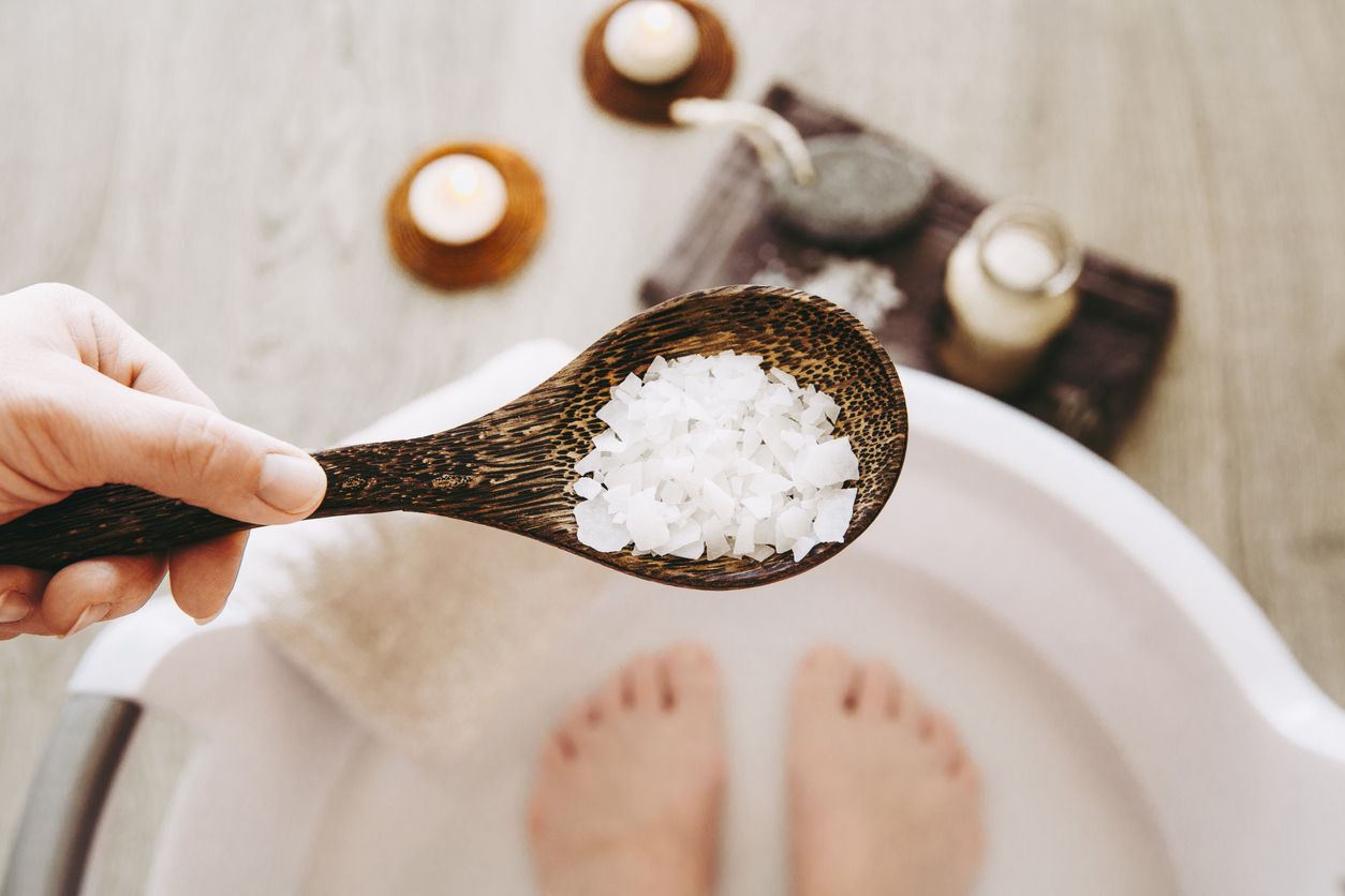 Rendam kaki bermanfaat untuk memijat kaki hingga menutrisi kulit. Caranya bisa dengan memakai bath salt. Ini rekomendasinya.