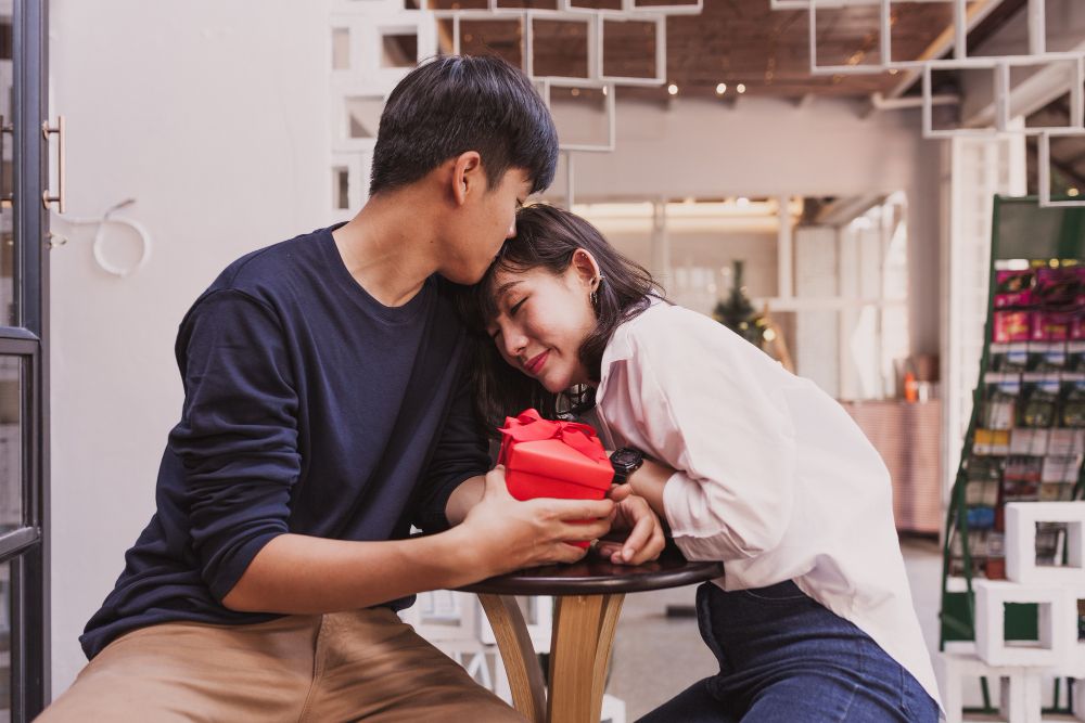 Berikut lima rekomendasi kado Hari Valentine yang disukai perempuan. Ada peralatan masak hingga baju tidur.