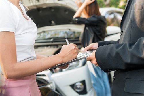 Viral di media sosial mobil rusak karena ditabrak singa saat mengunjungi Taman Safari, ketahui jenis kerusakan mobil yang ditanggung oleh asuransi.