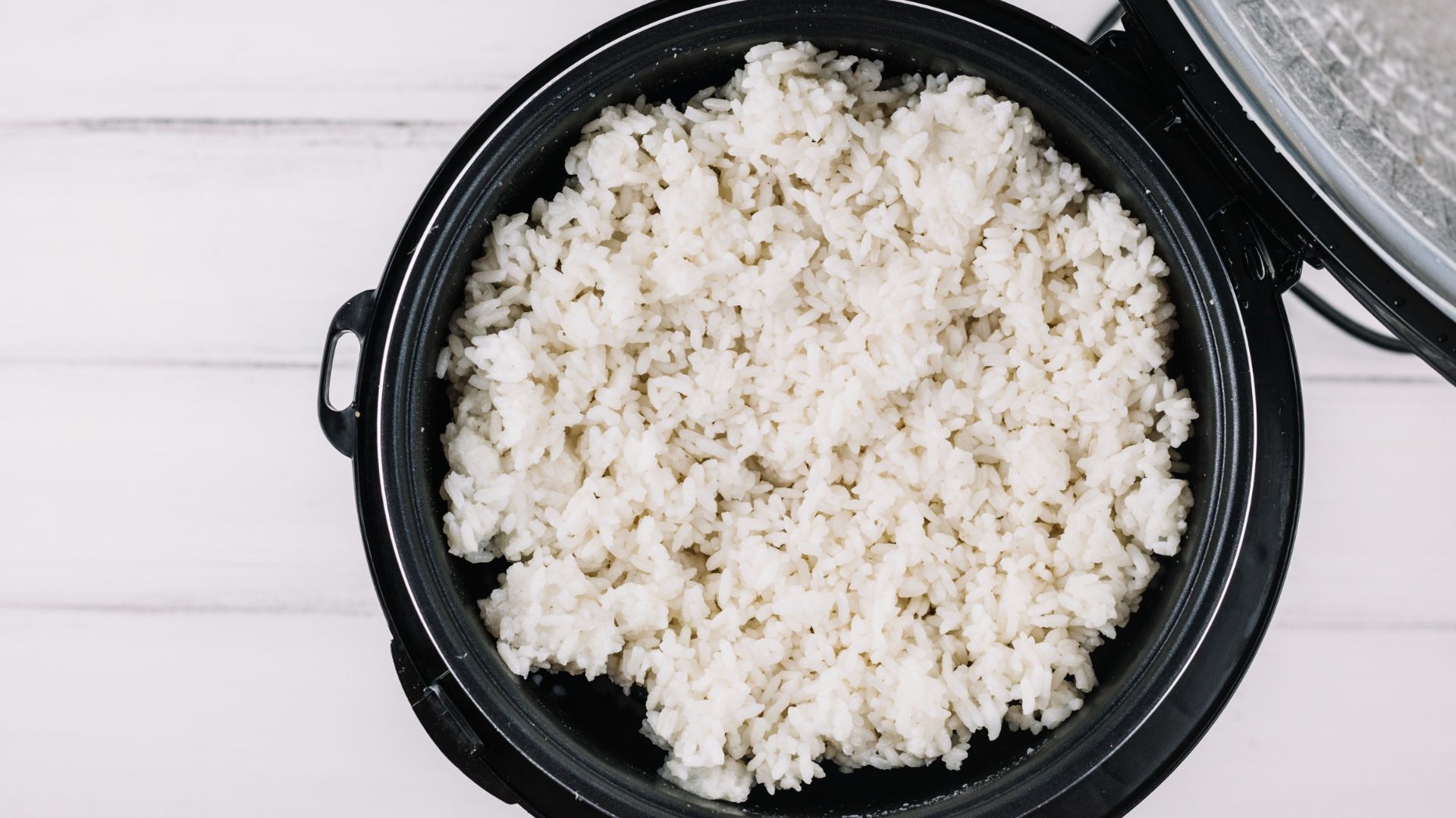 Bau tak sedap di rice cooker menjadi masalah yang sering kamu hadapi. Lantas, bagaimana cara mengatasinya?