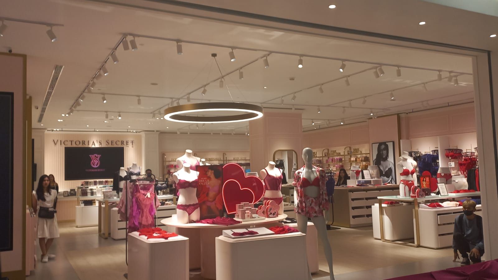 Victoria Secret yang bertumbuh menjadi brand ritel pakaian dalam inklusif, menghadirkan toko terbesarnya di Jakarta. 