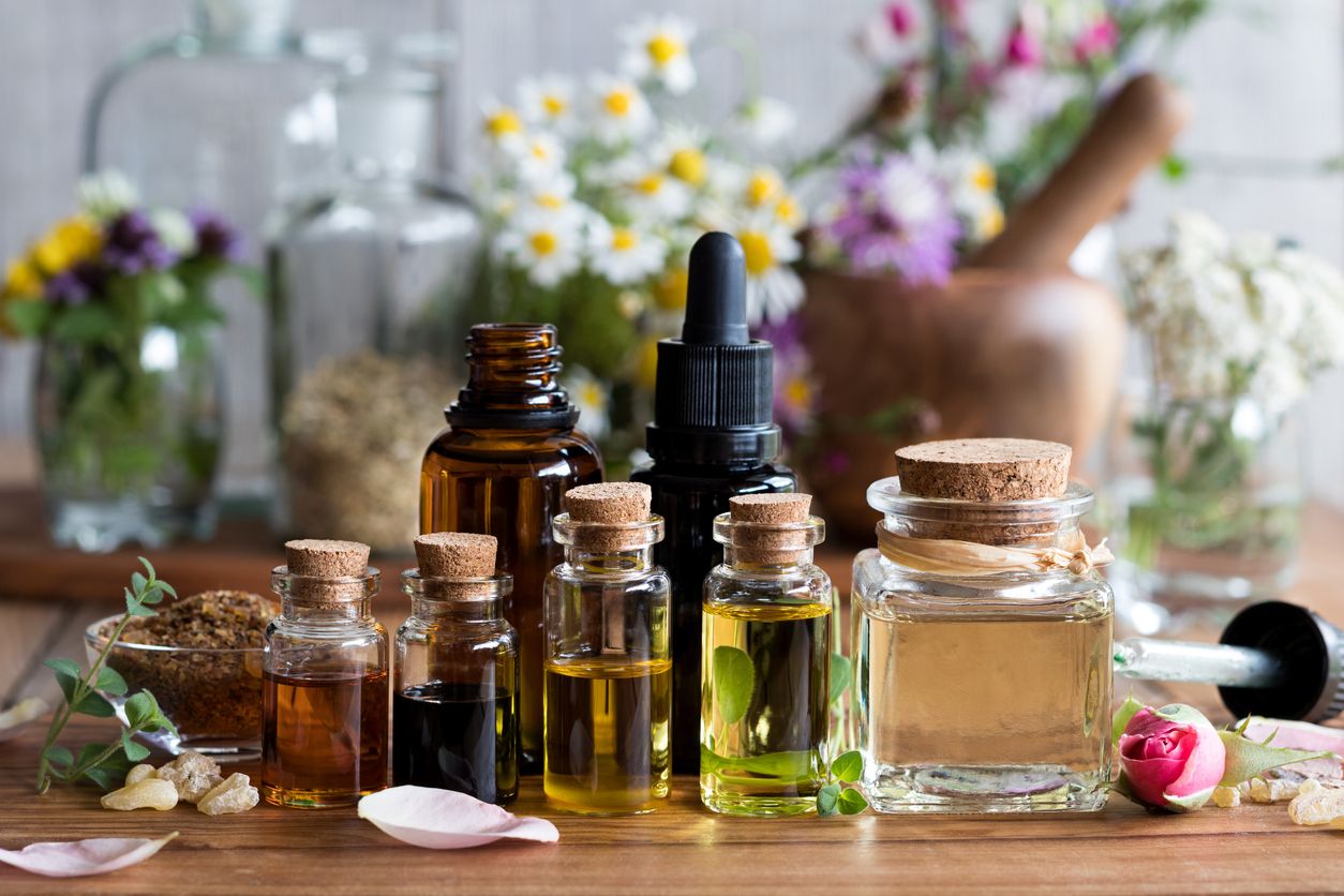 Berikut ini lima jenis minyak pijat atau massage oil yang bisa menyehatkan tubuh, ada minyak zaitun hingga biji sesawi.