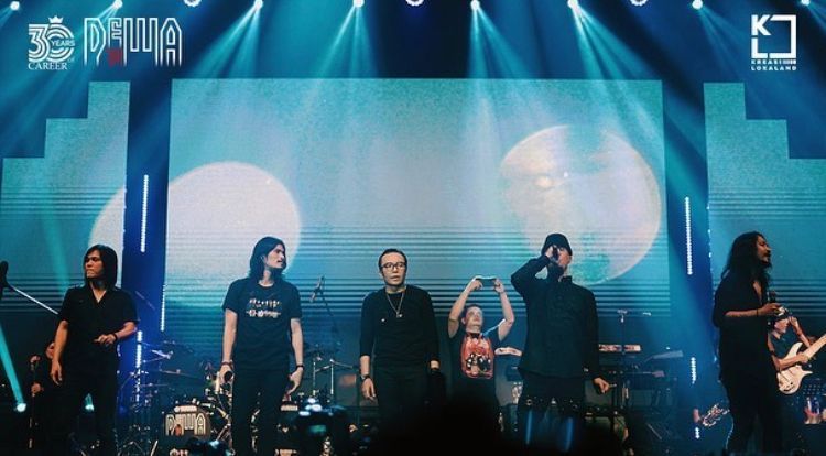 Grup musik legendaris Dewa 19 kembali menggelar konser. Kali ini di Kota Balikpapan, Kalimantan Timur. Segini harga tiketnya.