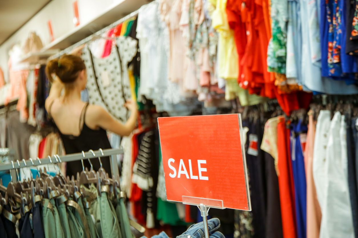 Berikut ini empat tips belanja pakaian bekas atau thrifting yang viral di TikTok, simak ulasan selengkapnya